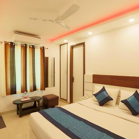 Hotel Ark Wood New Delhi Exteriör bild