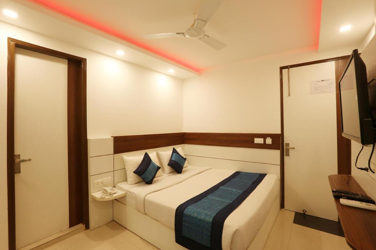 Hotel Ark Wood New Delhi Exteriör bild