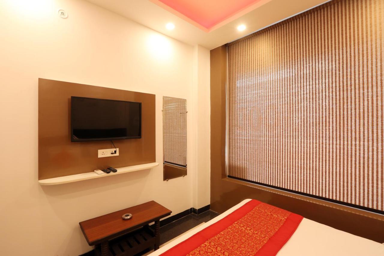 Hotel Ark Wood New Delhi Exteriör bild