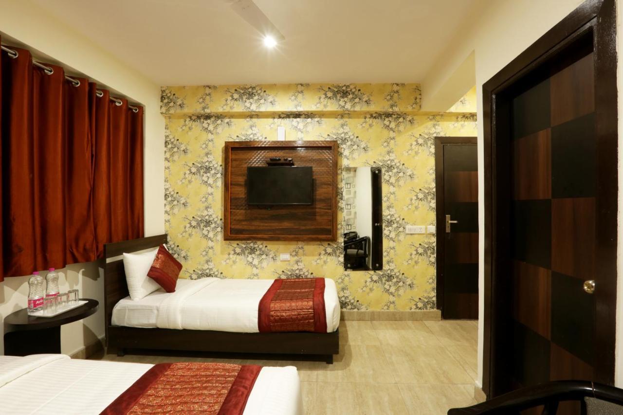 Hotel Ark Wood New Delhi Exteriör bild