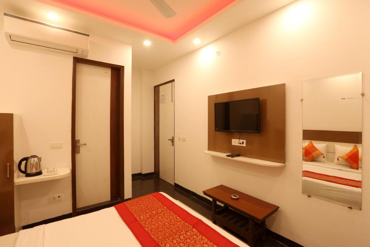 Hotel Ark Wood New Delhi Exteriör bild